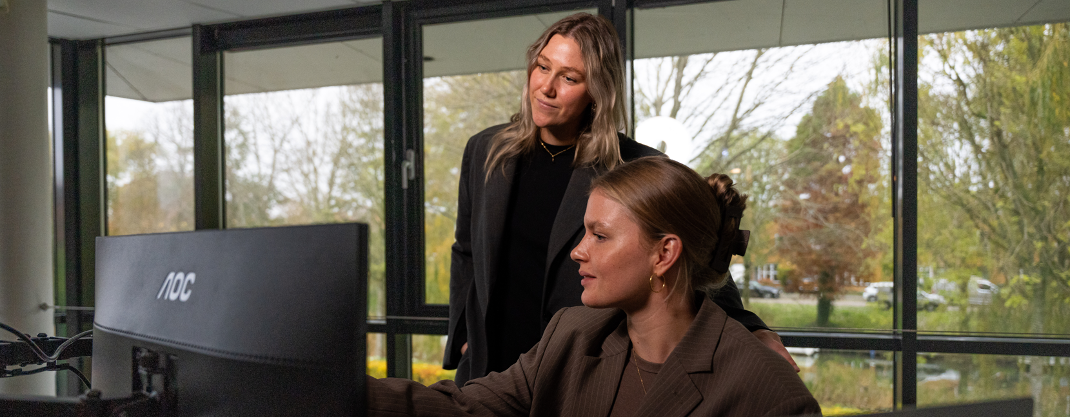 Femke en Merle aan het samenwerken