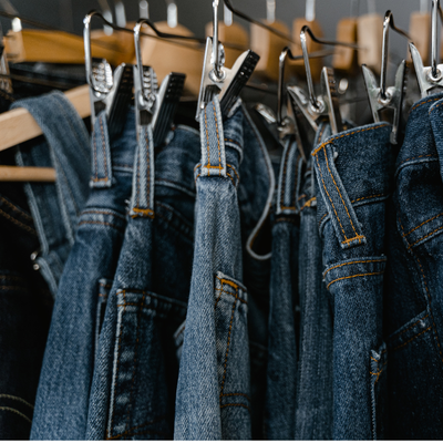 Jeans op een rek 